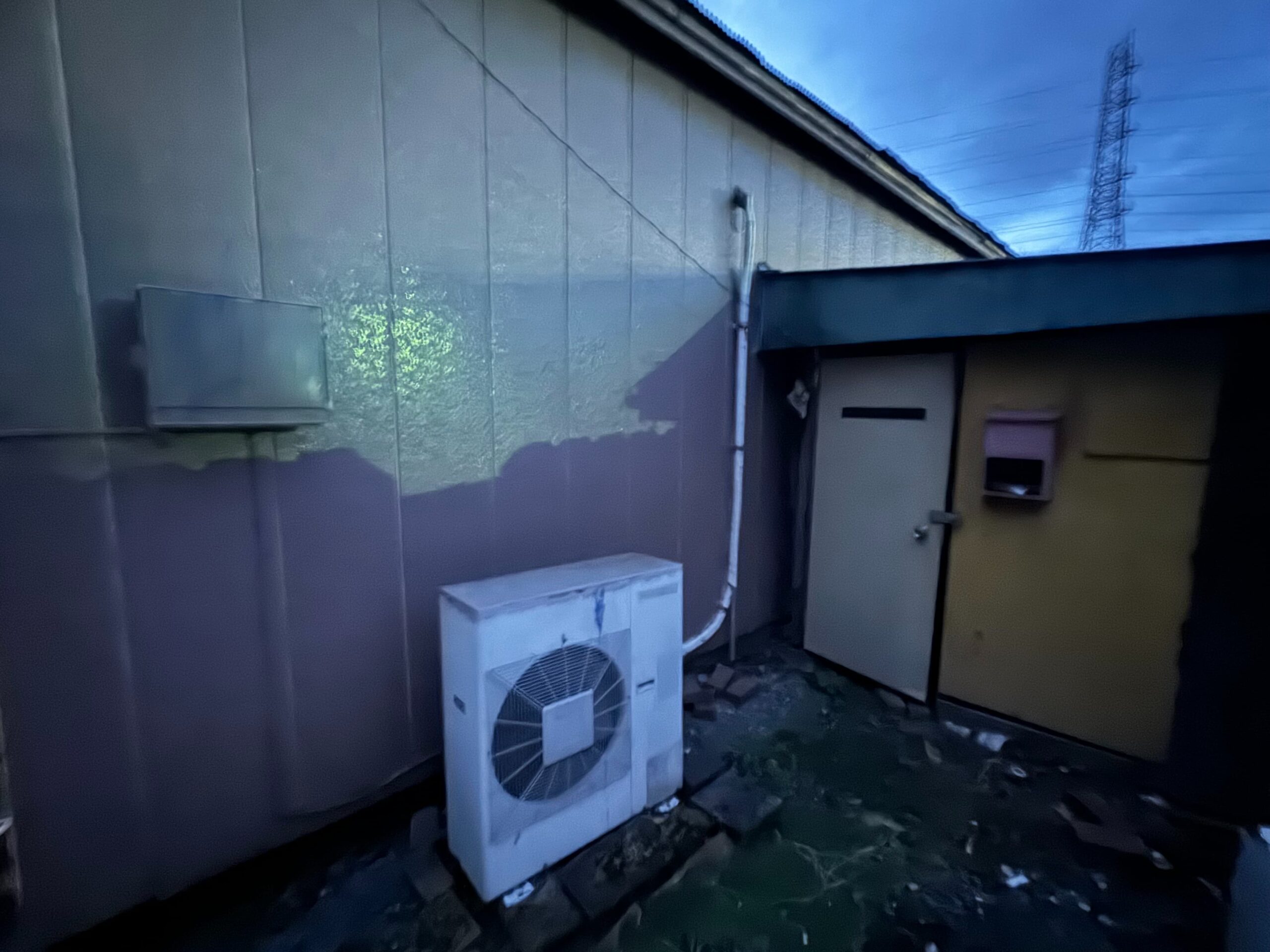 エアコン撤去前の室外機
