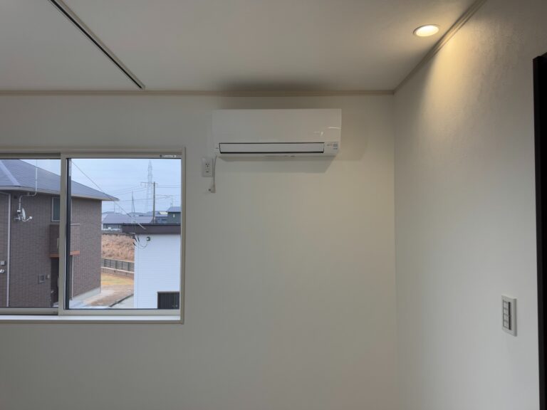 一般家庭の室内に取り付けられたエアコン