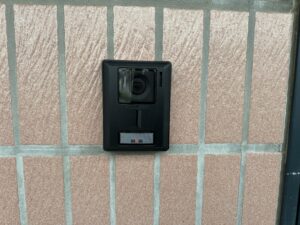 一般家庭の玄関に取り付けられたインターフォン